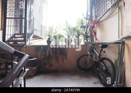 La photo a été prise à l'immeuble où je vis. Il s'agit d'un bâtiment délabré à Hanoi Banque D'Images