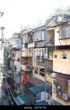 La photo a été prise à l'immeuble où je vis. Il s'agit d'un bâtiment délabré à Hanoi Banque D'Images