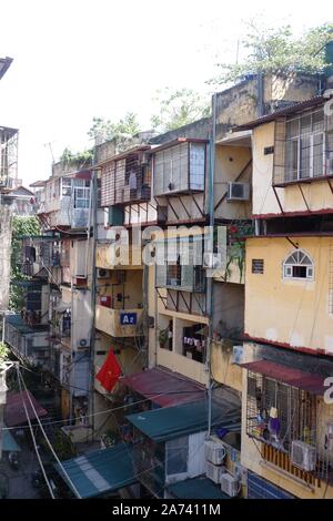 La photo a été prise à l'immeuble où je vis. Il s'agit d'un bâtiment délabré à Hanoi Banque D'Images