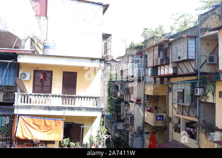 La photo a été prise à l'immeuble où je vis. Il s'agit d'un bâtiment délabré à Hanoi Banque D'Images