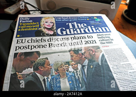 Le journal The Guardian du journal 'chefs de l'UE de discuter de plans de reporter jusqu'en 2021 Brexit' février 2019 London UK Banque D'Images