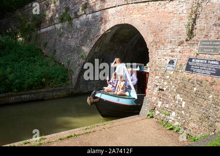 Un bateau à rames émerge en plein soleil du long tunnel Blisworth à Stoke Bruerne Banque D'Images