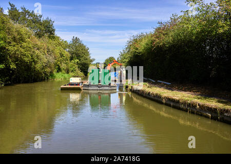 Le Canal and River Trust la réparation d'une section du canal près de trois écluses sur le Canal Grand Union Banque D'Images