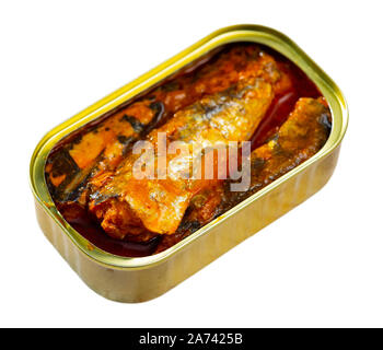 Boîte avec sprats fumé, sardines, libre. Plus isolé sur fond blanc Banque D'Images