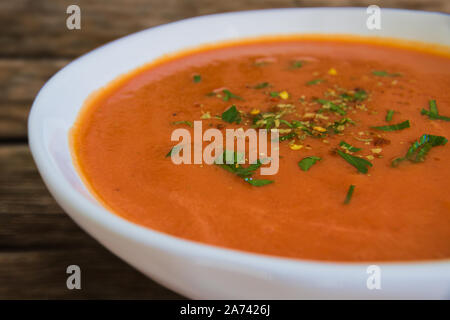 La photographie culinaire d'une soupe crème de tomates Banque D'Images