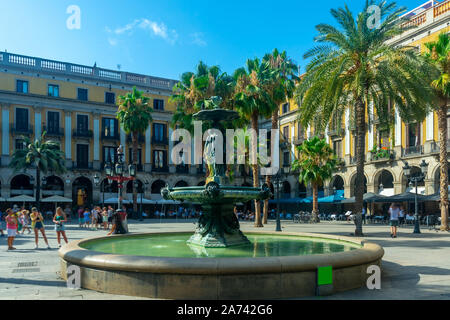 La Plaza Real (place royale) de Barcelone avec la fontaine des Trois Grâces aux beaux jours de l'été, l'Espagne Banque D'Images