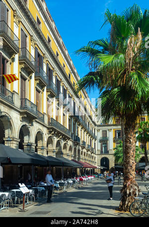 Terrasses de cafés et restaurants de Plaça Reial de Barcelone aux beaux jours de l'été, l'Espagne Banque D'Images