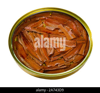 Au vinaigre traditionnel espagnol filets d'anchois dans l'huile en étain. Plus isolé sur fond blanc Banque D'Images