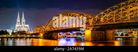 Panorama de la cathédrale de Cologne Cologne avec pont Hohenzollern et du Rhin dans la nuit Banque D'Images