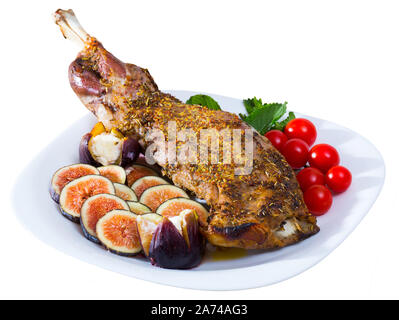 , Épaule d'agneau cuit au four avec du miel, la moutarde, l'huile d'olive et poivre blanc, est servi avec une fig de Feta et herbes. Plus isolés Banque D'Images