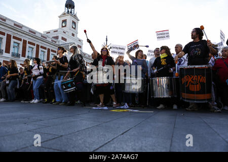 Madrid, Espagne. 15 Oct, 2019. Les protestataires à jouer de la batterie pendant la manifestation.Des milliers de personnes se sont réunies à la Puerta del Sol pour protester contre la précarité et les faibles pensions pour les personnes âgées. Marché à partir du nord de l'Espagne (Bilbao) et Rota (Espagne du sud) se sont réunis à la capitale du pays à manifester devant le Parlement espagnol. Guillermo Santos/SOPA Images/ZUMA/Alamy Fil Live News Banque D'Images