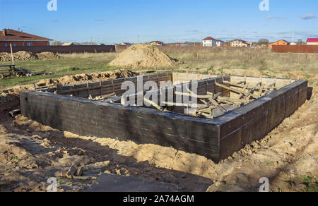 Fondation de future maison est rempli de béton. Début de la construction. La Russie Banque D'Images