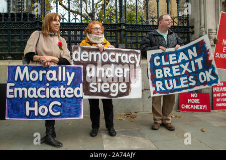 Westminster, London, UK. 29 octobre, 2019. Brexit militants laisser tenir moralement et HofC émaciés Demoracy assiégée signe à l'extérieur de la Chambre des communes sur la création d'une élection générale. Credit : Maureen McLean/Alamy Banque D'Images