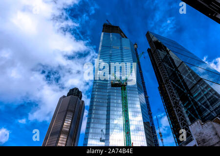 Les bâtiments à l'infini. Bureaux d'affaires gratte-ciel sur fond de ciel bleu. Low angle view de grands bâtiments d'entreprise. Gratte-ciel de la ville Banque D'Images