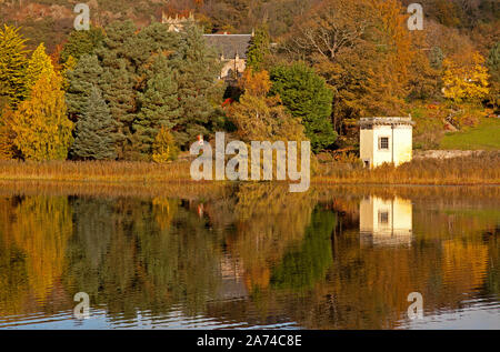 Edinburgh, Ecosse, Royaume-Uni. 30 octobre 2019. Météo France : température fraîche de cinq degrés, réflexions sur le loch de Duddingston Thomson's Tower et le Auumn avec Kirk Duddingston couleur des arbres dans le Dr Neil's Garden. Banque D'Images