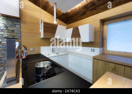 Intérieur de cuisine en bois dans un style moderne Banque D'Images