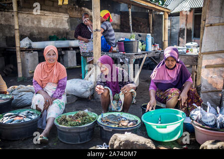 Pelabuhan Tanjung Luar, à l'est de Lombok en Indonésie - le 23 août 2017 : les populations locales à la vente du poisson au marché. Banque D'Images