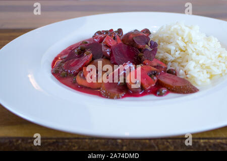 La photographie de la nourriture d'un plat d'inspiration russe avec les betteraves et riz dans une sauce rose Banque D'Images
