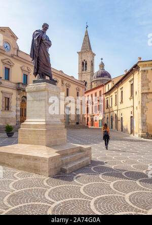 Sulmona (Abruzzes, Italie) - une ville artistique dans la province de L'Aquila, au coeur de la région des Abruzzes, Majella National Park, célèbre pour l'comfits. Banque D'Images