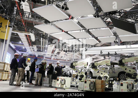 Shanghai, Chine. 30Th Oct, 2019. Les techniciens travaillent au National Exhibition and Convention Centre (Shanghai), le lieu de la deuxième Chine Importation International Expo (CIEE), à Shanghai, est de la Chine, le 30 octobre 2019. Credit : Fang Zhe/Xinhua/Alamy Live News Banque D'Images