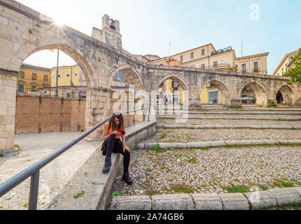 Sulmona (Abruzzes, Italie) - une ville artistique dans la province de L'Aquila, au coeur de la région des Abruzzes, Majella National Park, célèbre pour l'comfits. Banque D'Images