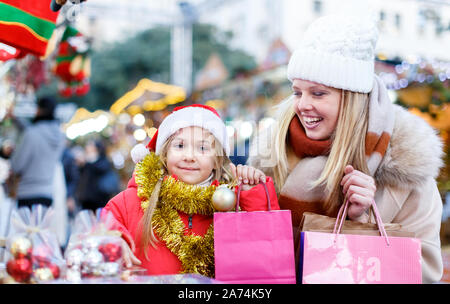 Cute Smiling preteen girl s'amusant sur Noël avec la mère, la sélection de décoration pour la maison Banque D'Images