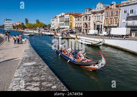 Aveiro, Portugal - 10 septembre 2019 - profitant de ride dans bateau traditionnel portugais avec bow peintes de couleurs vives. Banque D'Images