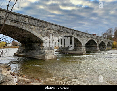 Pakenham Bridge, un pont de pierre que cinq span traverse la rivière Mississippi sur un ciel nuageux jour de l'automne Pakenham, Canada Banque D'Images