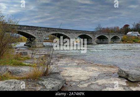 Pakenham Bridge, un pont de pierre que cinq span traverse la rivière Mississippi sur un ciel nuageux jour de l'automne Pakenham, Canada Banque D'Images