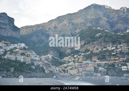 POSITANO, ITALIE - 23 août 2018 : l'avis de Positano Beach et les maisons colorées sur la colline d'en haut Banque D'Images