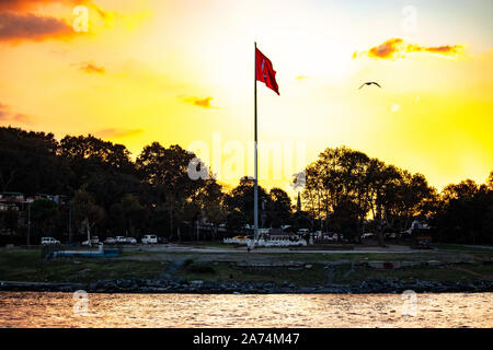 Drapeau turc à Istanbul, Turquie. Dans le vent avec golden sky dans l'arrière-plan que le soleil est derrière l'horizon Banque D'Images