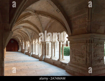 L'architecture du cloître dans la cour du monastère de Santa María de Vallbona, Urgell, en Catalogne, Espagne Banque D'Images