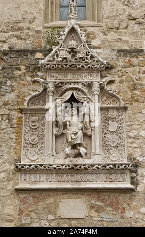 Détails architecturaux. Bas-relief représentant le roi Matyas sur façade de l'hôtel Hilton. Quartier du Château de Buda, à Budapest Banque D'Images