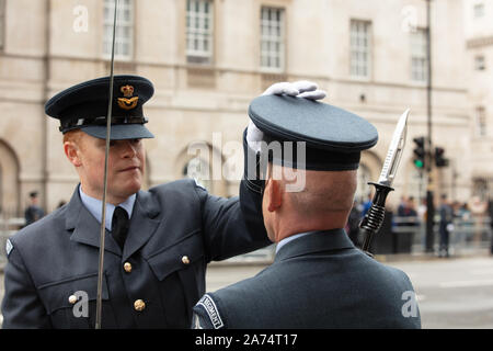 Londres, Royaume-Uni. 14 octobre 2019. Avant l'ouverture du Parlement en 2019 et le discours de la reine, un officier de la RAF Regiment corrige l'uniforme de l'un des régiments de soldats de White Hall, London, UK. Crédit : Joe Keurig / Alamy News Banque D'Images