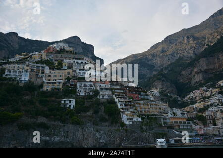 POSITANO, ITALIE - 23 août 2018 : l'avis de Positano Beach et les maisons colorées sur la colline d'en haut Banque D'Images