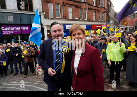 Stirling, Ecosse, Royaume-Uni. 30Th Oct, 2019. Premier Ministre de l'Ecosse Nicola Sturgeon rejoint candidat SNP pour Stirling Alyn Smith pour un événement de campagne à Stirling en magasin et Creative Hub à Stirling. Lors d'un bain de foule qu'elle a adressées à un groupe de partisans de SNP et a déclaré qu'une victoire pour le SNP serait un irrésistible et sans équivoque de la demande de l'Ecosse a le droit de choisir son propre avenir. Credit : Iain Masterton/Alamy Live News Banque D'Images