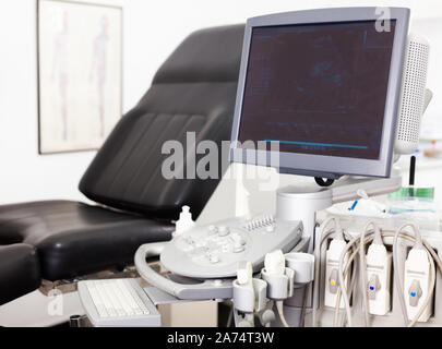 Équipement médical moderne, Medical ultrasound machine avec les sondes dans la salle de diagnostic clinique Banque D'Images