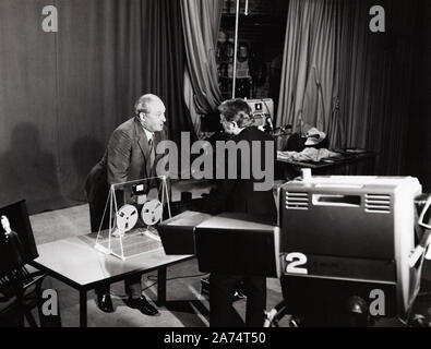 Le professeur Walter Bruch (liens), Deutscher und Fernsehpionier Entwickler des PAL-Verfahrens, Deutschland ca. 1963. Pionnier de la télévision allemande et développeur du système PAL, Walter Bruch (à gauche), de l'Allemagne ca. 1963. Banque D'Images