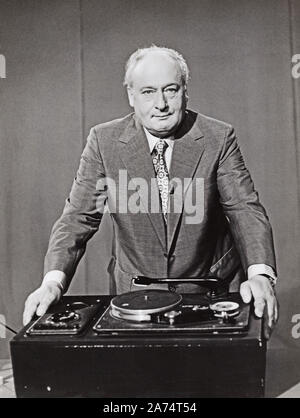 Le professeur Walter Bruch, deutscher und Fernsehpionier Entwickler des PAL-Verfahrens, Deutschland ca. 1963. Pionnier de la télévision allemande et développeur du système PAL, Walter Bruch, de l'Allemagne ca. 1963. Banque D'Images