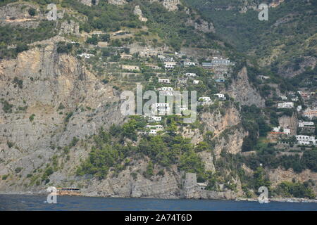 POSITANO, ITALIE - 23 août 2018 : les eaux du large autour de la Côte d'Amalfi sur une journée ensoleillée Banque D'Images