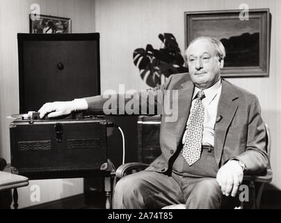 Le professeur Walter Bruch, deutscher und Fernsehpionier Entwickler des PAL-Verfahrens, Deutschland ca. 1963. Pionnier de la télévision allemande et développeur du système PAL, Walter Bruch, de l'Allemagne ca. 1963. Banque D'Images