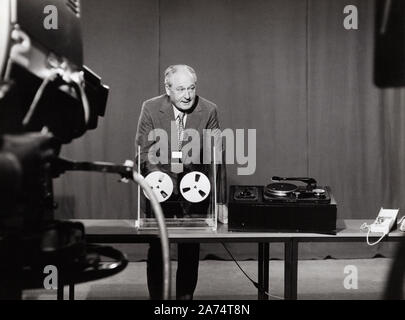 Le professeur Walter Bruch, deutscher und Fernsehpionier Entwickler des PAL-Verfahrens, Deutschland ca. 1963. Pionnier de la télévision allemande et développeur du système PAL, Walter Bruch, de l'Allemagne ca. 1963. Banque D'Images