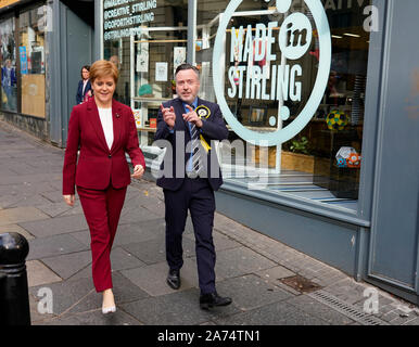 Stirling, Ecosse, Royaume-Uni. 30Th Oct, 2019. Premier Ministre de l'Ecosse Nicola Sturgeon rejoint candidat SNP pour Stirling Alyn Smith pour un événement de campagne à Stirling en magasin et Creative Hub à Stirling. Lors d'un bain de foule qu'elle a adressées à un groupe de partisans de SNP et a déclaré qu'une victoire pour le SNP serait un irrésistible et sans équivoque de la demande de l'Ecosse a le droit de choisir son propre avenir. Credit : Iain Masterton/Alamy Live News Banque D'Images