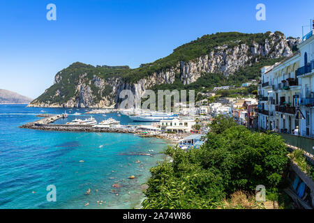 Belle vue sur le port de Marina Grande à Capri baignée par les eaux turquoise avec Punta del Capo dans l'arrière-plan, Italie Banque D'Images