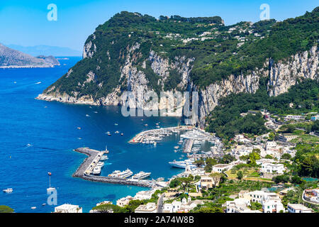 Magnifique paysage de l'île de Capri avec port de Marina Grande et Punta del Capo vu de mesures phénicien (Scala Fenicia, Campanie, Italie Banque D'Images