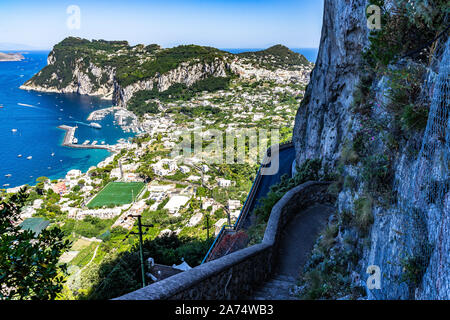 À la recherche sur les marches de la Scala Fenicia Phénicien (étapes) avec Capri Marina Grande et Punta del Capo dans l'arrière-plan, Campanie, Italie Banque D'Images