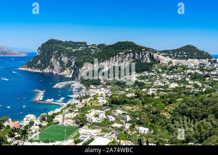 Vue panoramique de l'île de Capri de la Scala Fenicia Phénicien (étapes). Sur la gauche Marina Grande et Punta del Capo, à droite la ville de Capri Banque D'Images