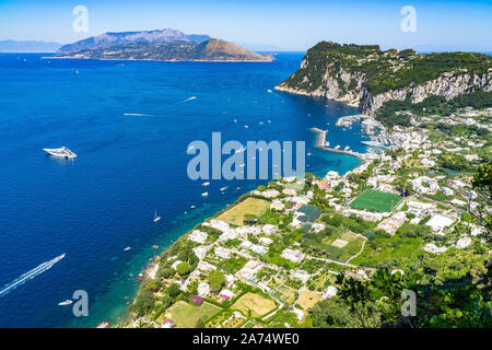 Large vue panoramique sur Capri Marina Grande, Golfe de Naples et péninsule de Sorrente vue de la la Scala Fenicia (Étapes Phénicien), Italie Banque D'Images