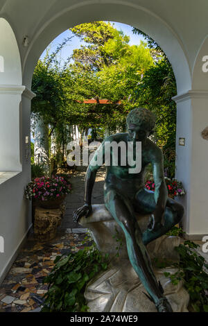 Statue romaine sous la pergola de la Villa San Michele, construite par le médecin suédois Axel Munthe, Capri, Campanie, Italie Banque D'Images