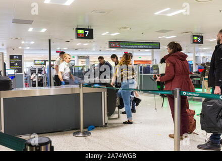 L'aéroport de Dublin, Irlande, Terminal 1. Les passagers se déplacent à travers l'analyse de la sécurité dans la région de hall des départs. Banque D'Images